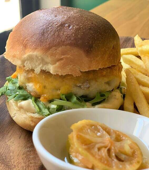 לא נכחיש שקצת מתפללים שייפתח דוכן פיש בורגר סמוך למסעדה // צילום: שיינע